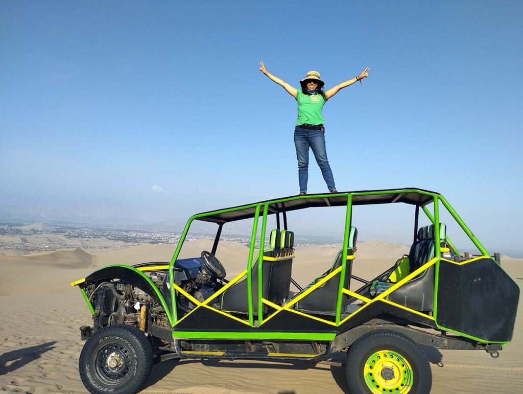 Adolfina de pie en un buggy en el desierto de Ica